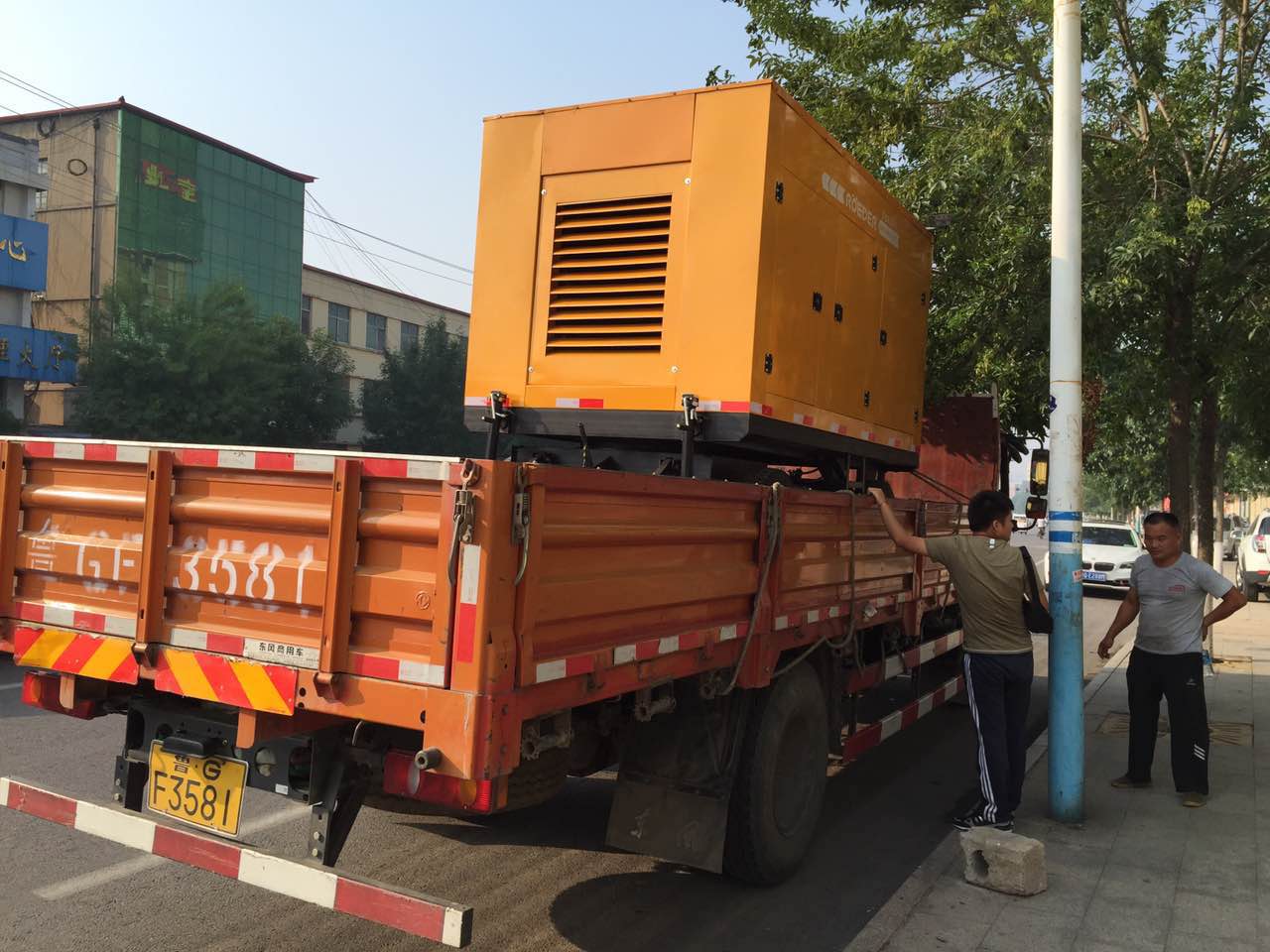 桃色视频在线看到達客戶所在地準備卸車