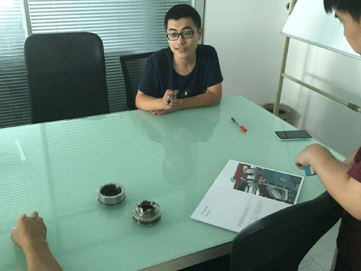 91桃色网站下载桃色在线视频观看團隊進行技術討論