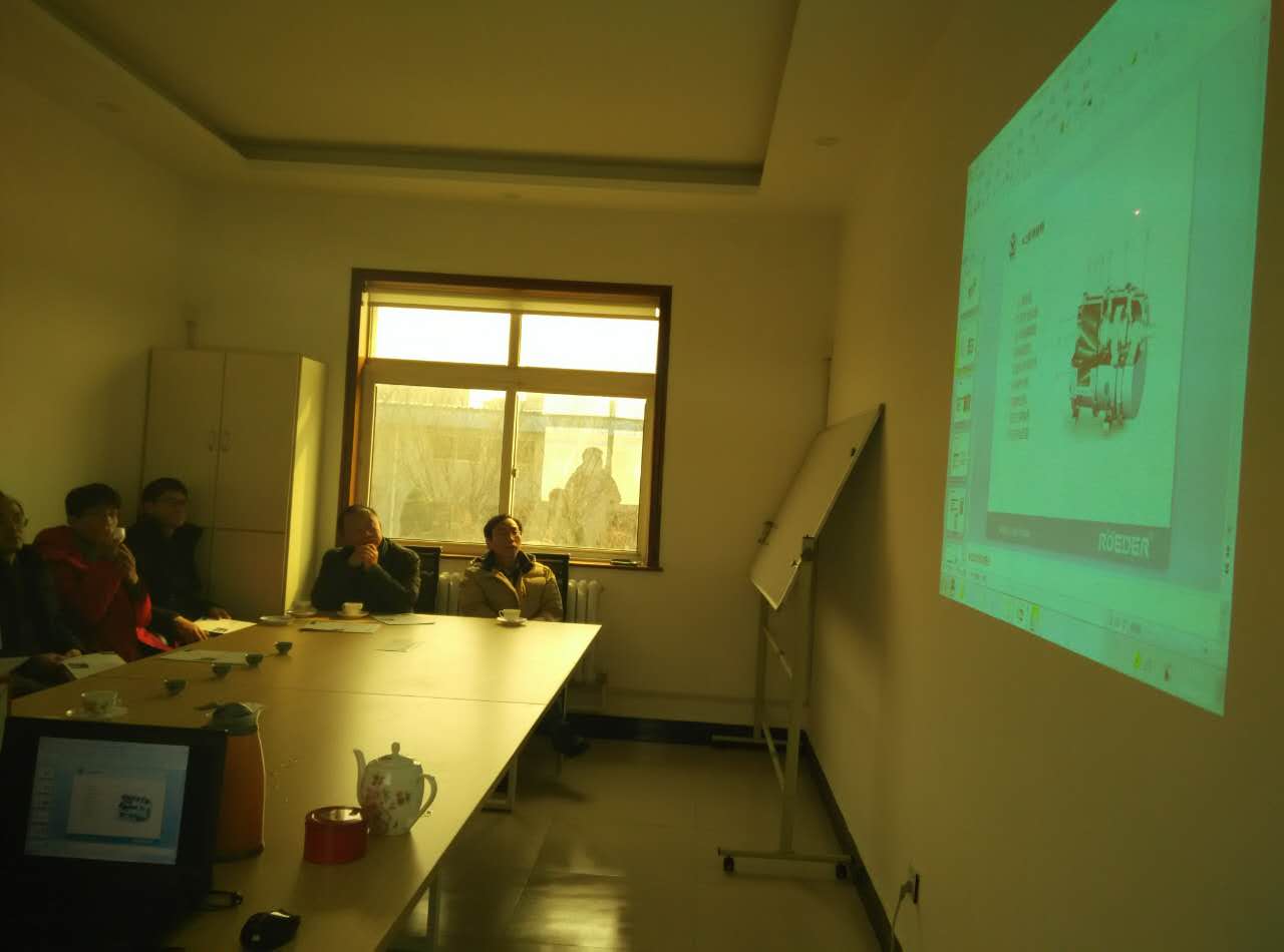 91桃色网站下载公司與客戶進行技術交流