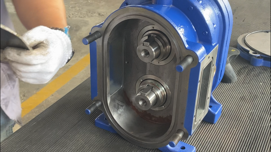 插入轉子固定鍵，保持倆鍵垂直向上方便安裝轉子