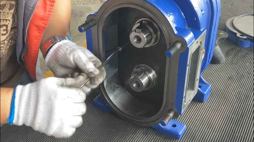 安裝內襯板，固定螺絲