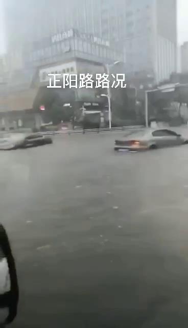 台風巴威造成青島城市內澇，機動車熄火