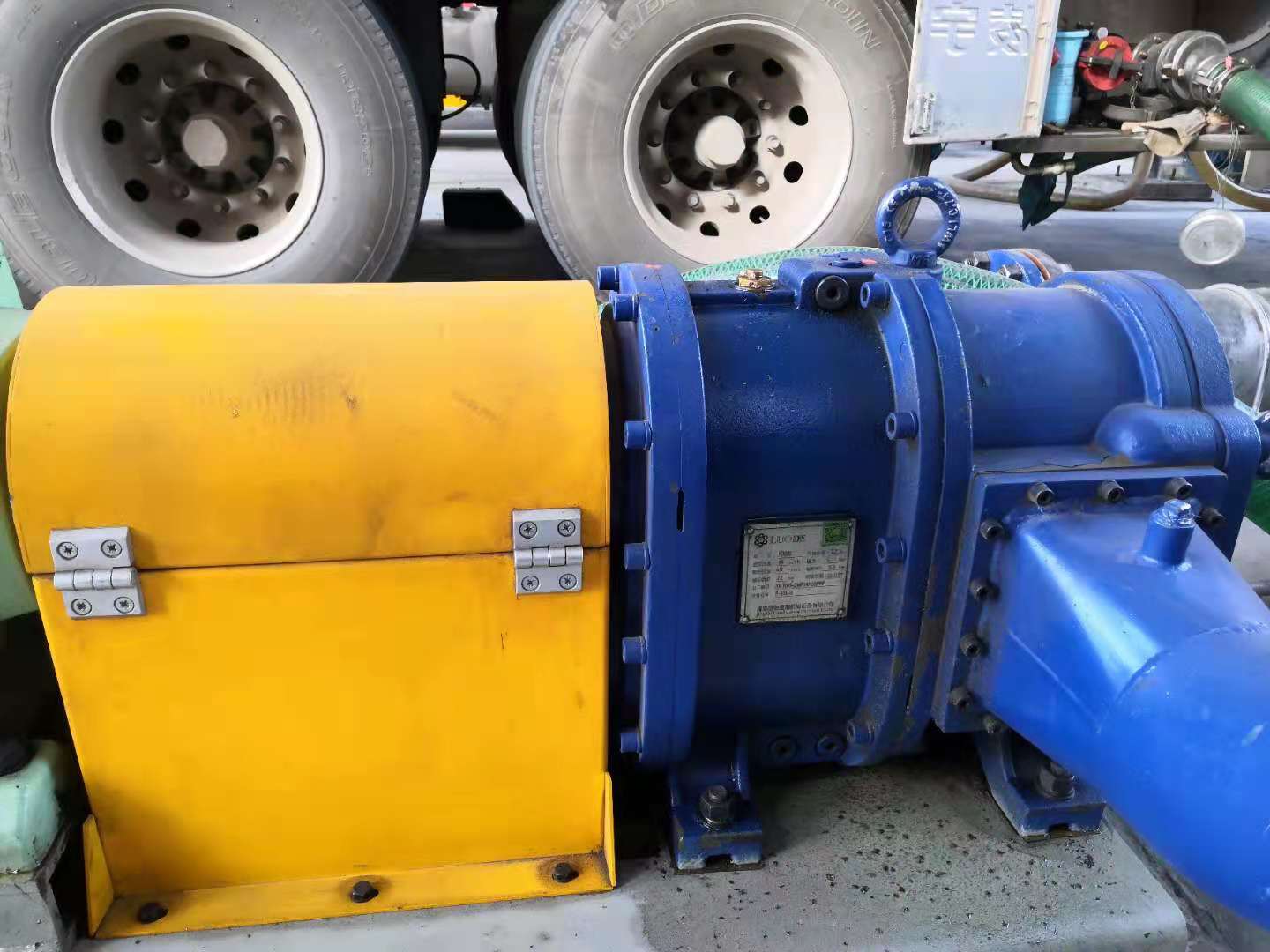 91桃色网站下载石腦油卸車泵近景 91桃色网站下载石腦油卸車泵近景